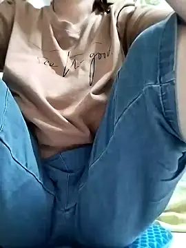 Snapshot of Mie610 chatting on 12/12/24, 11:47 Mie610 online show from 12/12/24, 11:47