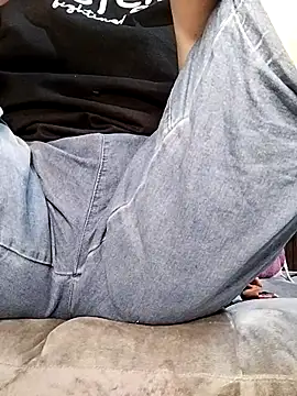 Snapshot of Mie610 chatting on 02/17/25, 11:31 Mie610 online show from 02/17/25, 11:31