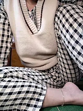 Snapshot of Mie610 chatting on 11/28/25, 12:57 Mie610 online show from 11/28/25, 12:57