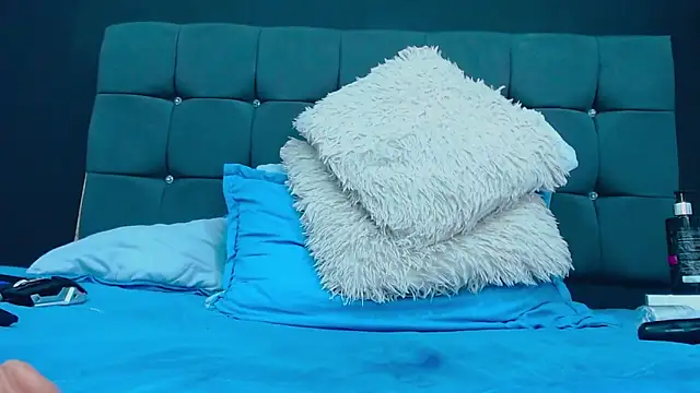 Snapshot of mia_xx1 chatting on 09/18/25, 10:06 mia xx1 online show from 09/18/25, 10:06