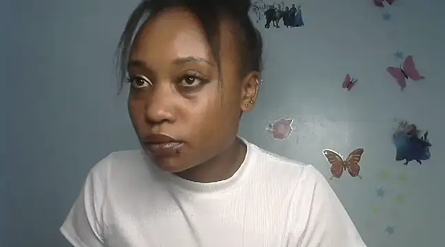 Snapshot of laetitia_ chatting on 03/06/25, 08:27 laetitia online show from 03/06/25, 08:27