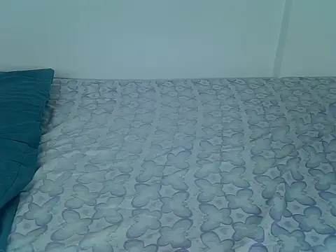 Snapshot of laetitia_ chatting on 10/17/25, 01:03 laetitia online show from 10/17/25, 01:03