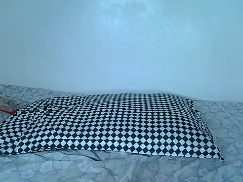 Snapshot of laetitia_ chatting on 10/18/25, 01:08 laetitia online show from 10/18/25, 01:08