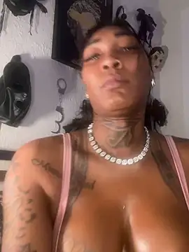 Snapshot of CUMQUEEN-XXX69 chatting on 11/14/25, 12:42 CUMQUEEN-XXX69 online show from 11/14/25, 12:42