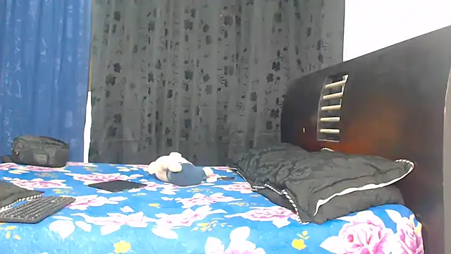 Snapshot of Hot_Sharks_ chatting on 11/04/25, 07:29 Hot Sharks online show from 11/04/25, 07:29