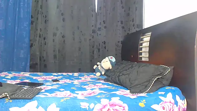 Snapshot of Hot_Sharks_ chatting on 11/27/25, 11:01 Hot Sharks online show from 11/27/25, 11:01