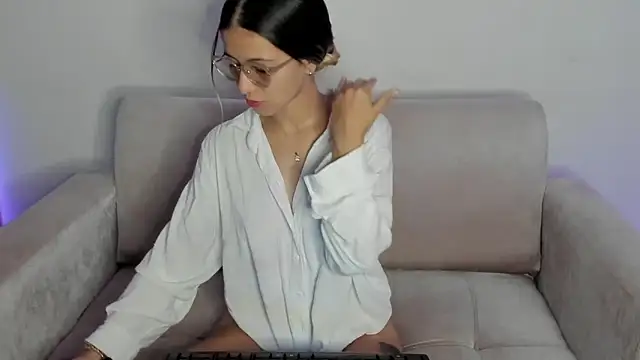 Snapshot of Lilacutte_ chatting on 02/09/25, 07:27 Lilacutte online show from 02/09/25, 07:27