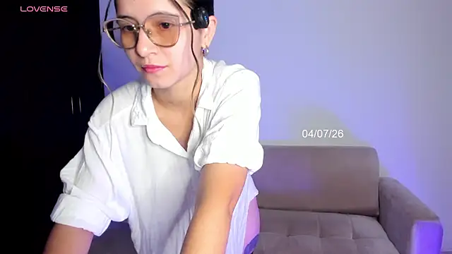 Snapshot of Lilacutte_ chatting on 07/04/26, 09:48 Lilacutte online show from 07/04/26, 09:48