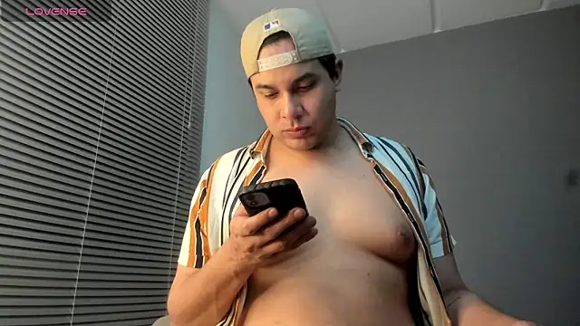 Latin boy surprisee online show from 03/25/26, 02:06