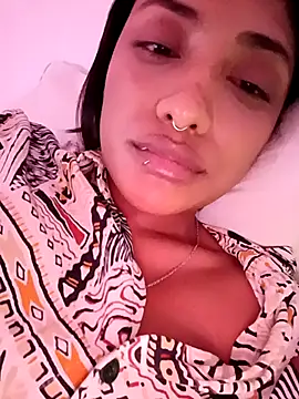 Snapshot of VictoireFeller chatting on 12/15/25, 04:28 VictoireFeller online show from 12/15/25, 04:28