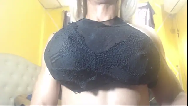 Snapshot of DanielaMuscleTS chatting on 01/18/25, 09:45 DanielaMuscleTS online show from 01/18/25, 09:45