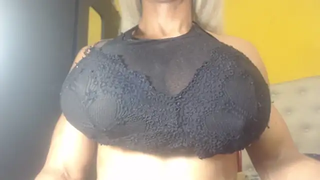 Snapshot of DanielaMuscleTS chatting on 01/30/25, 09:04 DanielaMuscleTS online show from 01/30/25, 09:04