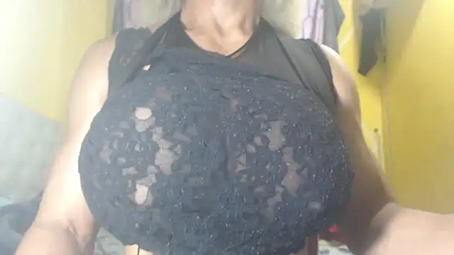 Snapshot of DanielaMuscleTS chatting on 03/15/25, 10:33 DanielaMuscleTS online show from 03/15/25, 10:33