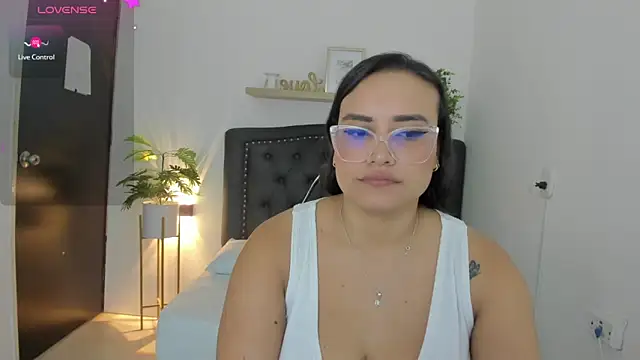 zoe danae  online show from 02/08/25, 12:06