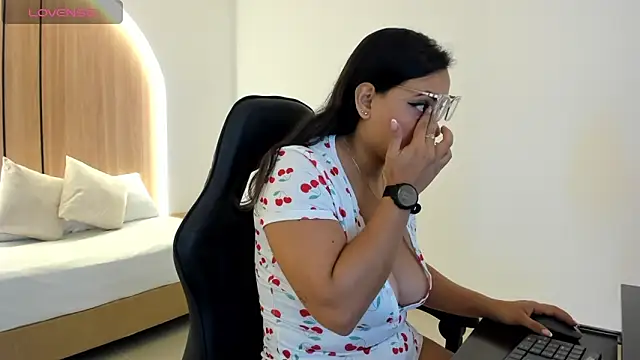 zoe danae  online show from 10/23/25, 12:15