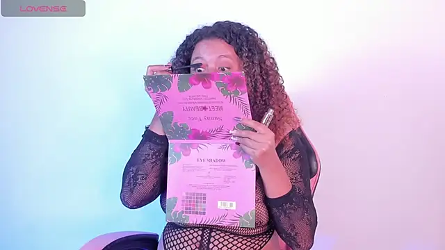 Kenia tompson01 online show from 11/18/25, 04:44