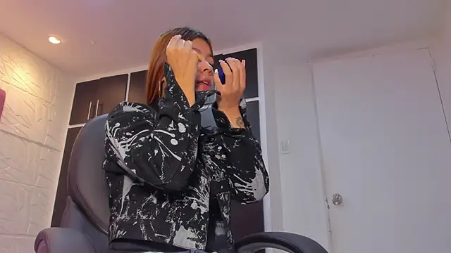 Charlotte Ice1 online show from 11/25/25, 04:07