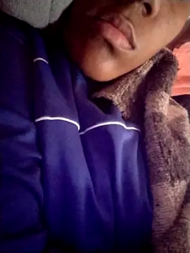 Snapshot of -_Anny_- chatting on 11/10/25, 10:47 - Anny - online show from 11/10/25, 10:47