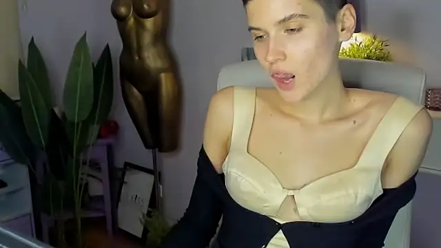 Snapshot of sarah_perfect chatting on 11/08/25, 03:34 sarah perfect online show from 11/08/25, 03:34