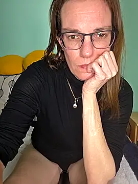 Snapshot of SpiceLea chatting on 02/17/26, 01:40 SpiceLea online show from 02/17/26, 01:40