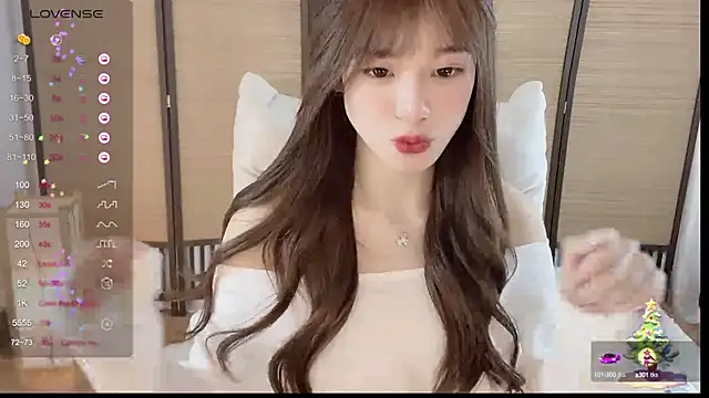 Snapshot of Yuuuuuly chatting on 12/17/24, 03:28 Yuuuuuly online show from 12/17/24, 03:28