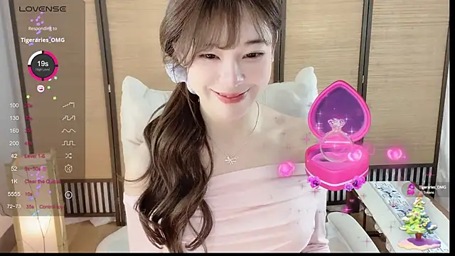 Snapshot of Yuuuuuly chatting on 12/18/24, 04:49 Yuuuuuly online show from 12/18/24, 04:49