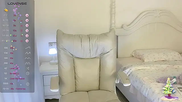 Snapshot of Yuuuuuly chatting on 02/28/25, 04:20 Yuuuuuly online show from 02/28/25, 04:20