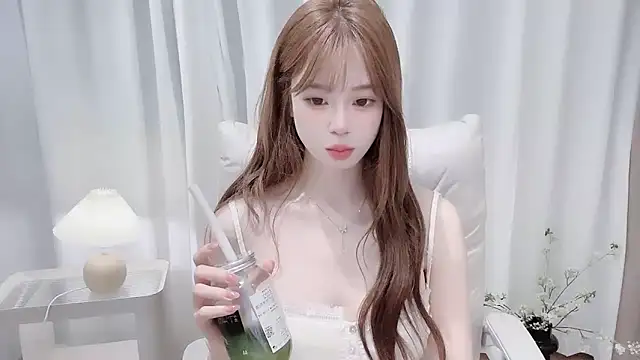 Snapshot of Yuuuuuly chatting on 11/13/25, 03:55 Yuuuuuly online show from 11/13/25, 03:55