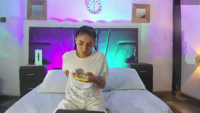 Snapshot of AndreaAndKarina chatting on 12/14/24, 06:20 AndreaAndKarina online show from 12/14/24, 06:20