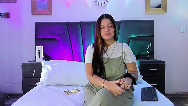 Snapshot of AndreaAndKarina chatting on 01/14/25, 12:35 AndreaAndKarina online show from 01/14/25, 12:35