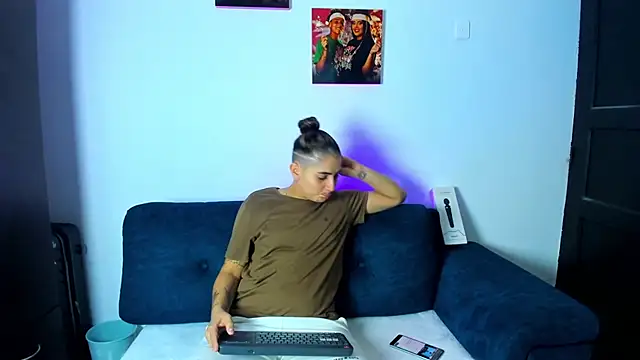 Snapshot of AndreaAndKarina chatting on 09/29/25, 08:57 AndreaAndKarina online show from 09/29/25, 08:57