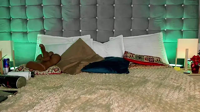 Snapshot of Poacahontasfg chatting on 01/19/26, 04:05 Poacahontasfg online show from 01/19/26, 04:05