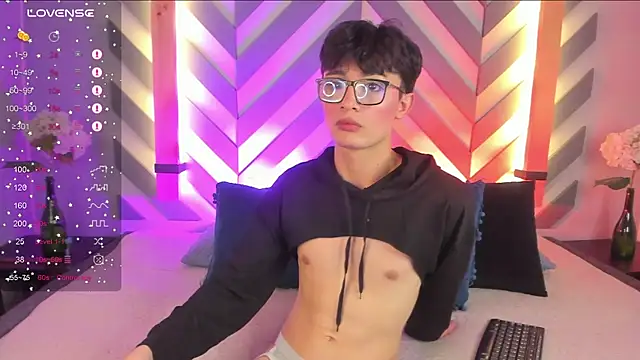 Snapshot of cherryy_boy chatting on 02/15/25, 10:10 cherryy boy online show from 02/15/25, 10:10