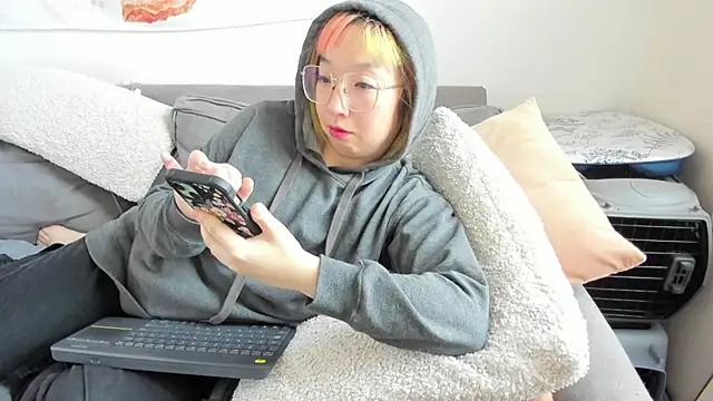 Snapshot of luxgray chatting on 12/19/24, 05:50 luxgray online show from 12/19/24, 05:50