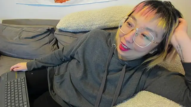 Snapshot of luxgray chatting on 01/21/25, 01:29 luxgray online show from 01/21/25, 01:29