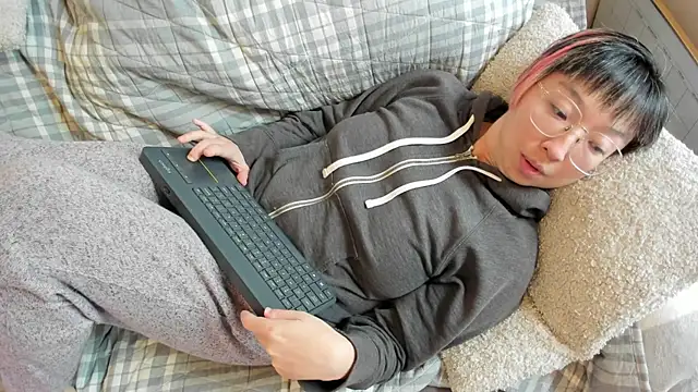 Snapshot of luxgray chatting on 10/14/25, 06:31 luxgray online show from 10/14/25, 06:31