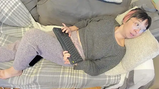 Snapshot of luxgray chatting on 10/18/25, 10:21 luxgray online show from 10/18/25, 10:21