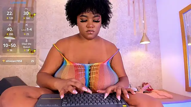 Snapshot of NiiaMoore chatting on 01/25/25, 05:08 NiiaMoore online show from 01/25/25, 05:08