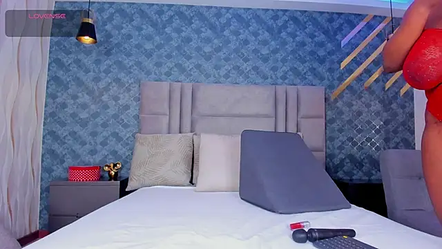 Snapshot of NiiaMoore chatting on 03/11/25, 08:20 NiiaMoore online show from 03/11/25, 08:20