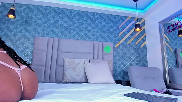 Snapshot of NiiaMoore chatting on 03/22/25, 03:41 NiiaMoore online show from 03/22/25, 03:41