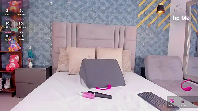 Snapshot of NiiaMoore chatting on 09/22/25, 08:11 NiiaMoore online show from 09/22/25, 08:11