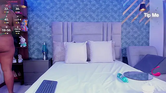 Snapshot of NiiaMoore chatting on 11/05/25, 08:20 NiiaMoore online show from 11/05/25, 08:20