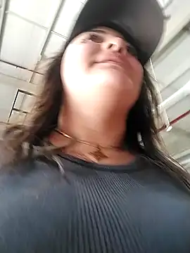 Snapshot of Liancy chatting on 12/15/24, 05:42 Liancy online show from 12/15/24, 05:42