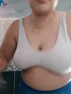 Snapshot of Liancy chatting on 01/01/25, 03:57 Liancy online show from 01/01/25, 03:57