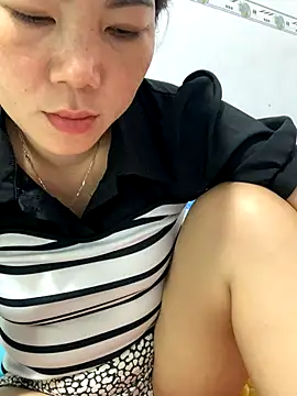 Snapshot of Baby-bigtits chatting on 11/14/25, 05:17 Baby-bigtits online show from 11/14/25, 05:17