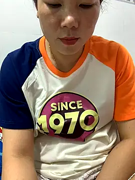 Snapshot of Baby-bigtits chatting on 11/19/25, 05:07 Baby-bigtits online show from 11/19/25, 05:07