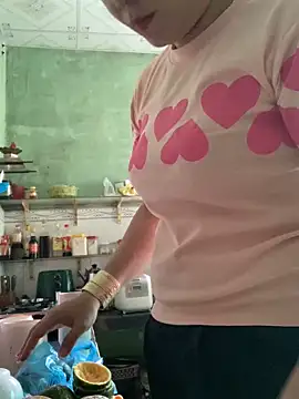 Snapshot of Baby-bigtits chatting on 12/18/25, 02:39 Baby-bigtits online show from 12/18/25, 02:39