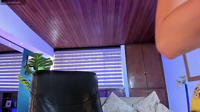 Snapshot of IsabellaaJoness chatting on 10/18/25, 11:44 IsabellaaJoness online show from 10/18/25, 11:44