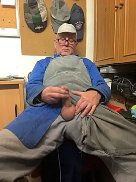 Snapshot of oldgayman chatting on 11/04/25, 07:24 oldgayman online show from 11/04/25, 07:24