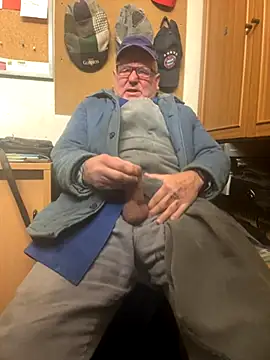 Snapshot of oldgayman chatting on 11/28/25, 06:38 oldgayman online show from 11/28/25, 06:38